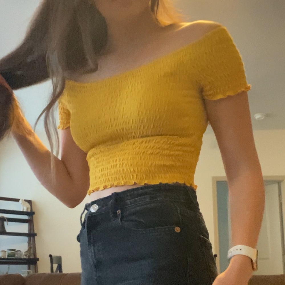 Off-The-Shoulder Ruched Crop Top - Picture 4 of 6